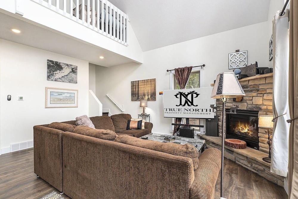 Overlooking Shoreline 2BDR Chalet 18396