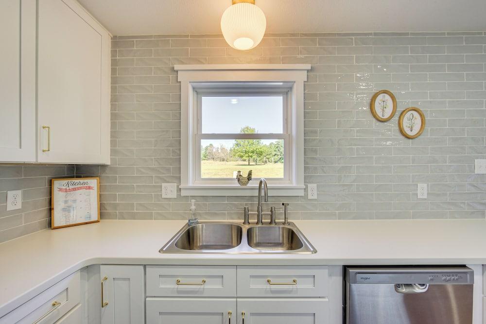 Fire Pit & Grill: Tyler Home on 5 Acres!