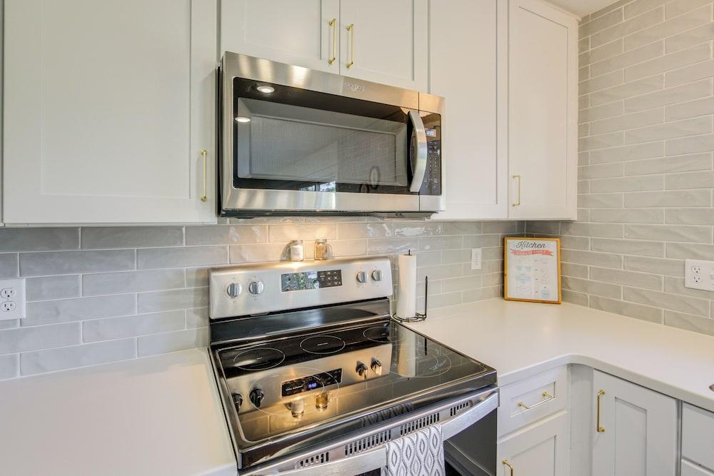 Fire Pit & Grill: Tyler Home on 5 Acres!