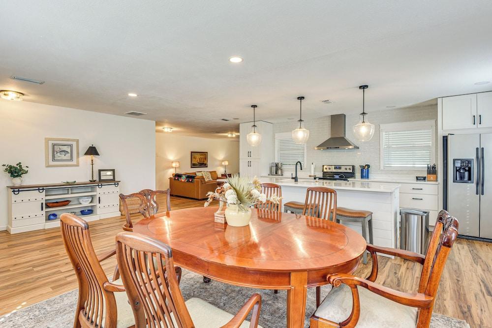 6 Mi to Beaches: Modern Bradenton Getaway!