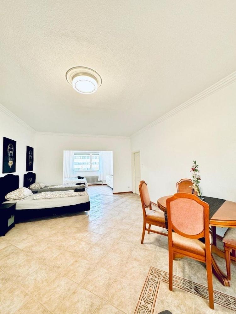 7 private Rooms in a spacious Villa