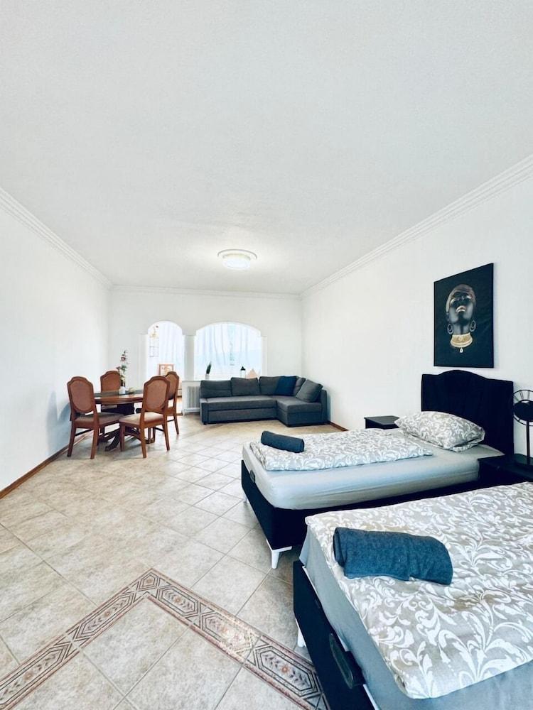 7 private Rooms in a spacious Villa