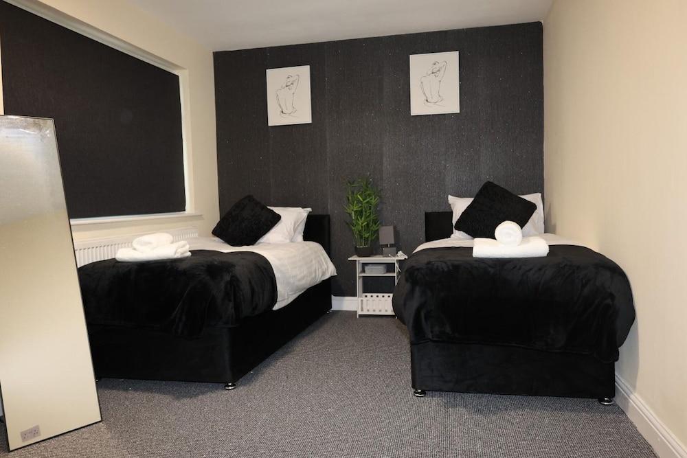 Nottingham - 5 Beds - Sleeps 11 - Garden - Parking