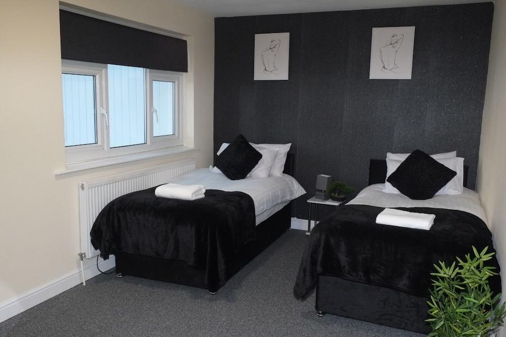 Nottingham - 5 Beds - Sleeps 11 - Garden - Parking