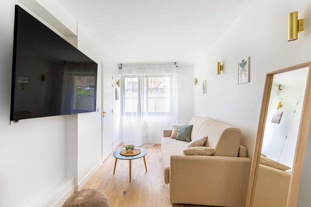 Lavie Maison Equipped Studio Chartrons