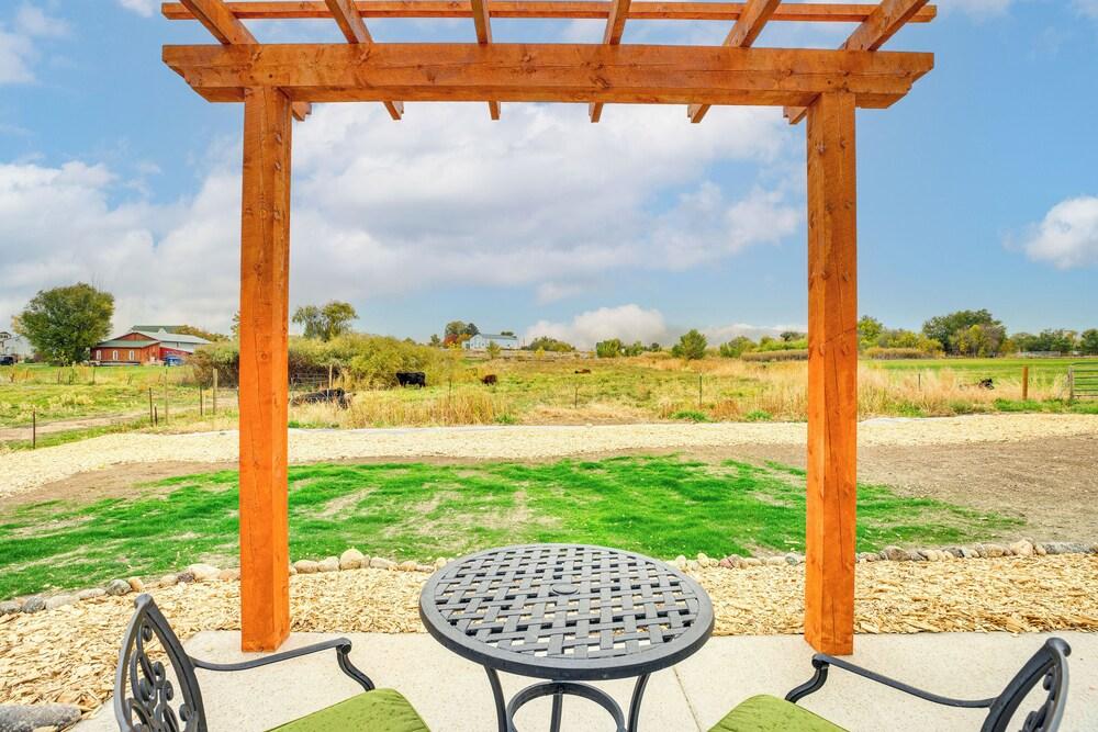 Wineries & Farm Fresh Harvest: Chic Palisade Gem!