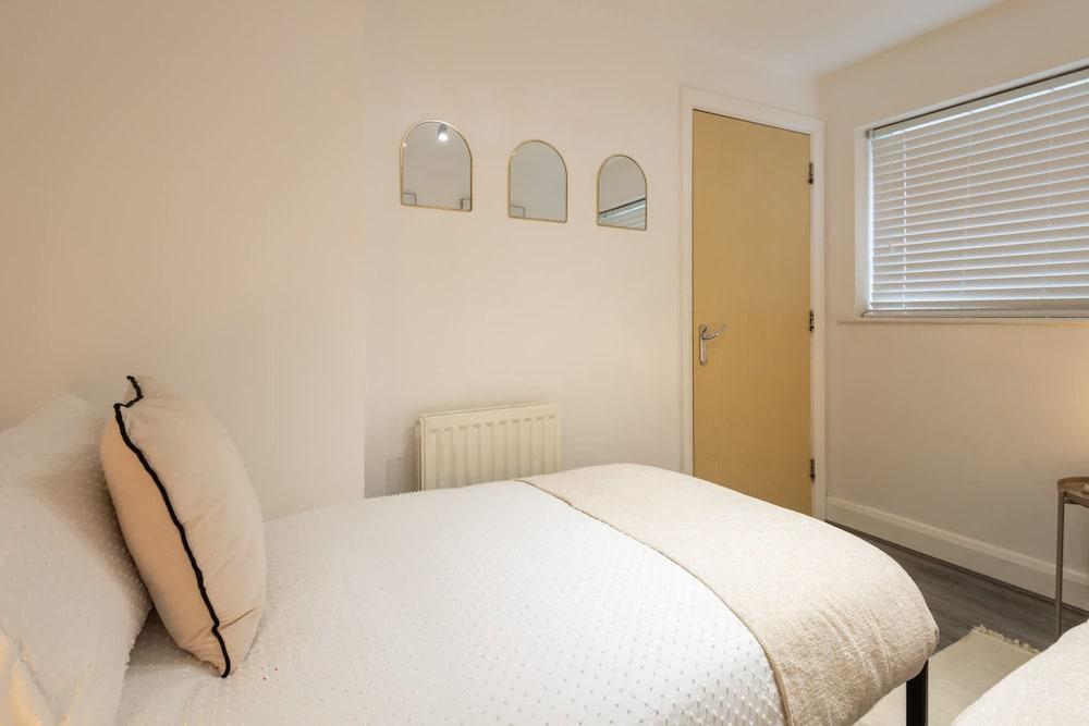 Host Stay Bradshaw Close