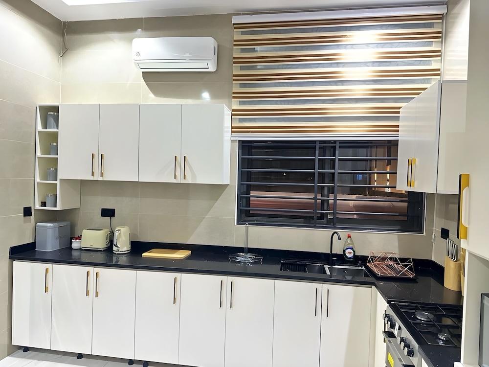 2BR Apartment With Pool and Wifi Near East Airport