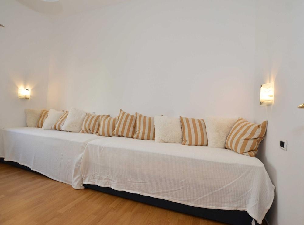 Elegant and Brigth Corner Apartments