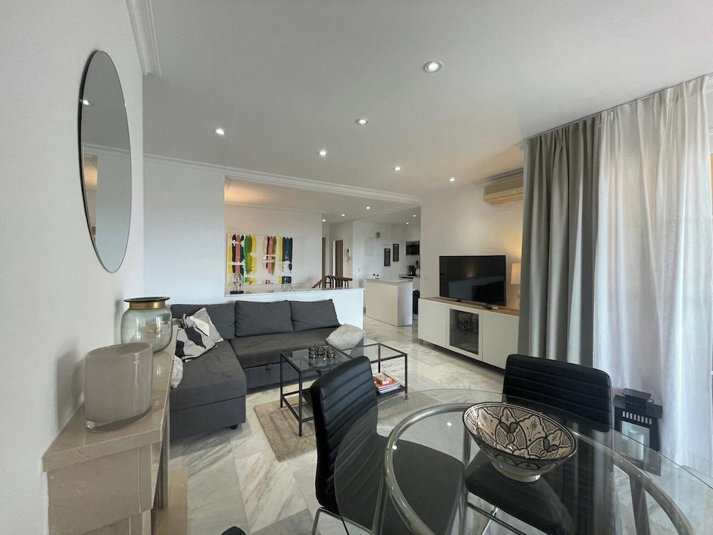 2-bed Sea View Apt, 10 Mins From Puerto Banus