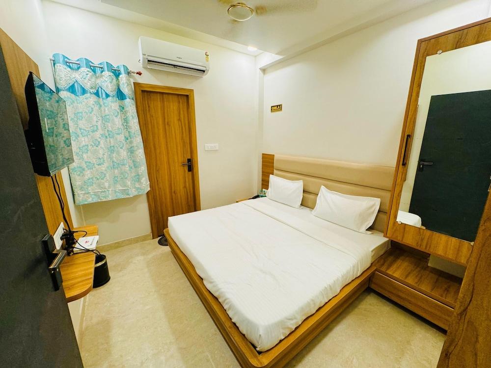 Hotel Najaf Palace 200 Mtrs from Dargah