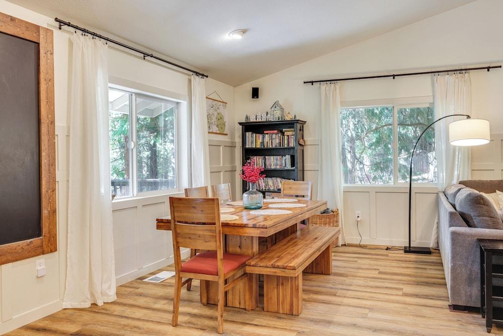 Forest-view Retreat: Grill & Fireplace in Sonora