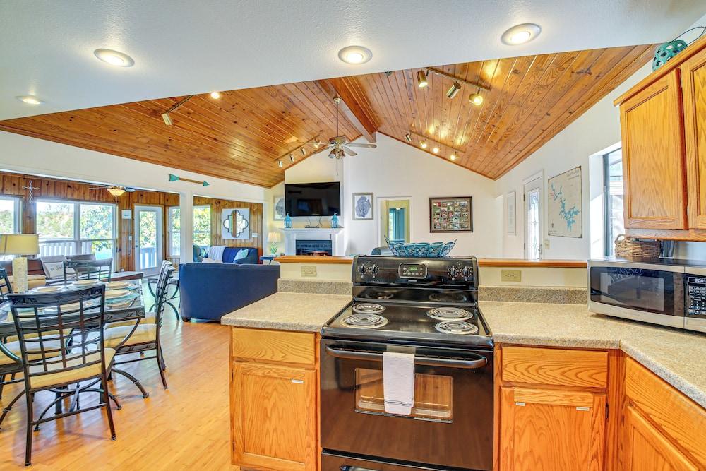 Lake Hamilton Escape w/ Dock & Waterfront Views!