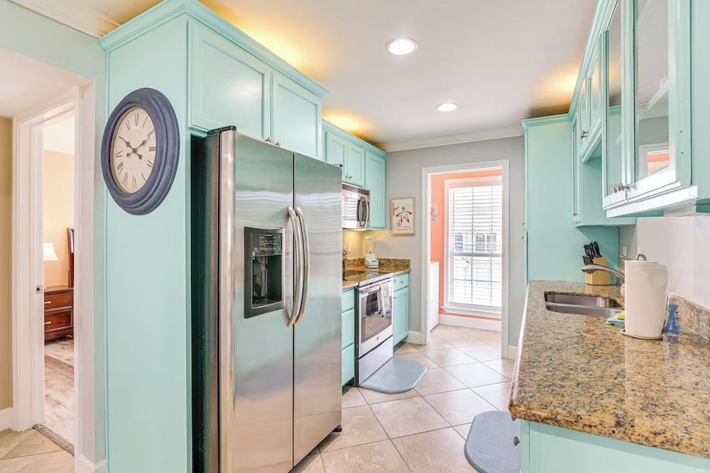 Steps to Beach: Ocean-view Galveston Condo!