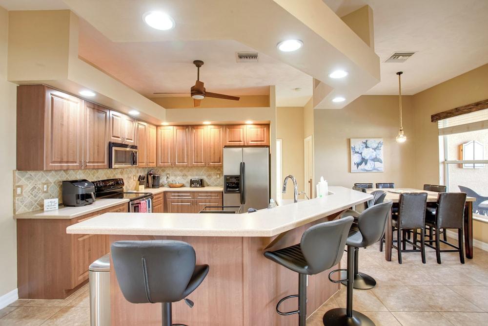 9 Mi to Downtown Fort Myers: Home w/ Lanai + Grill