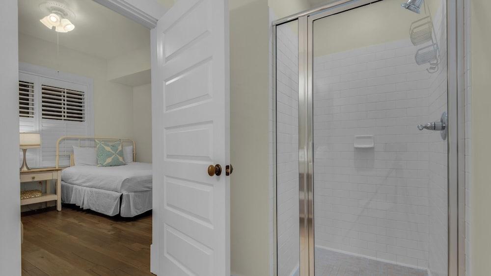 Coastal 3BR Condo With Pool & Shuttle : Snowbird Friendly!