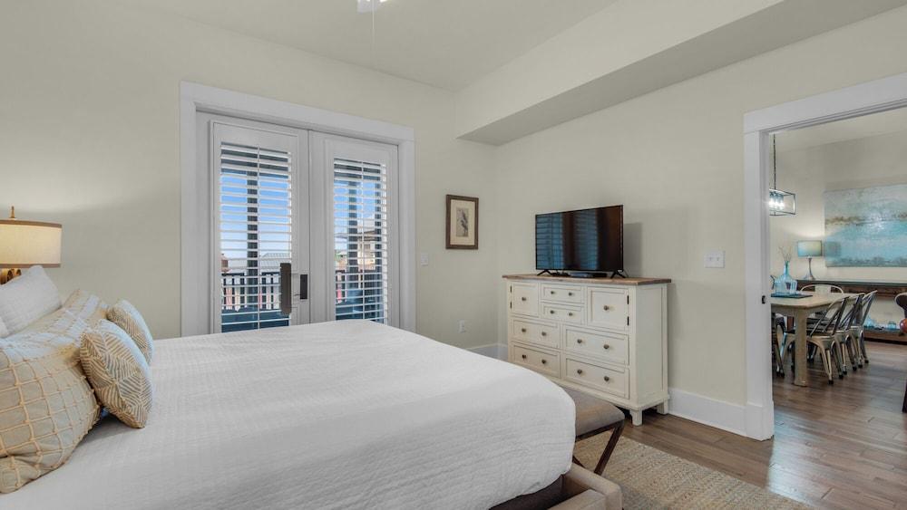 Coastal 3BR Condo With Pool & Shuttle : Snowbird Friendly!