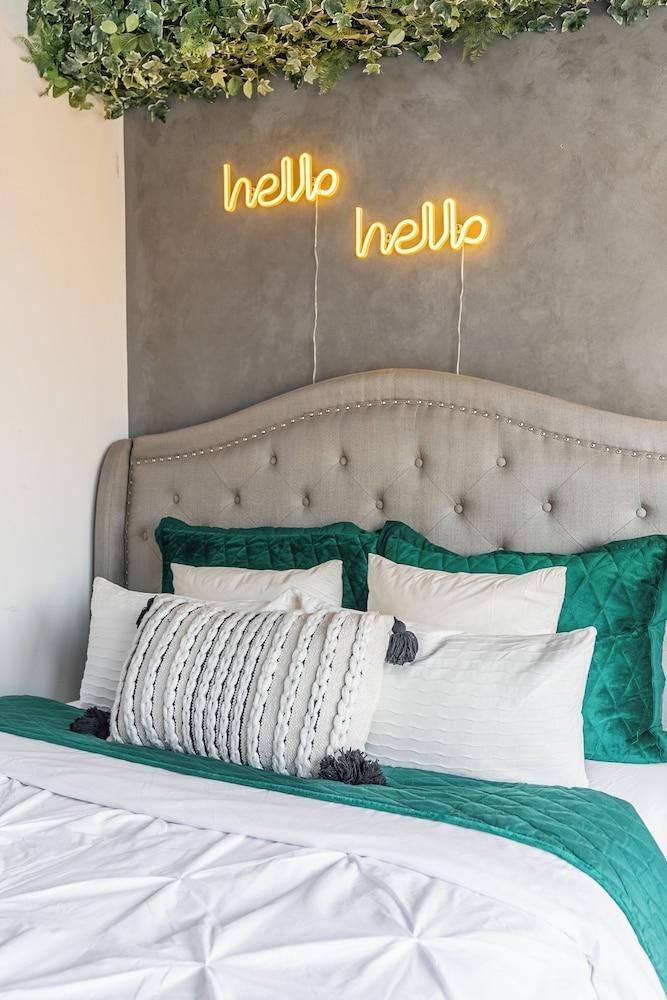 Yorkville Express Stays