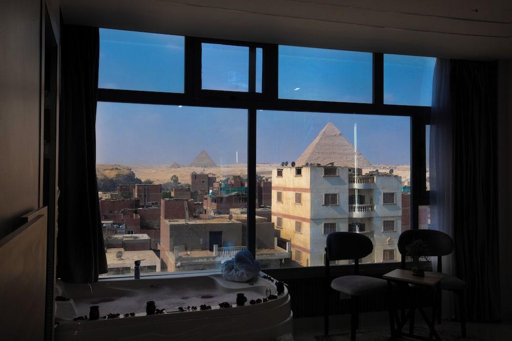 Royal Pyramids View Inn