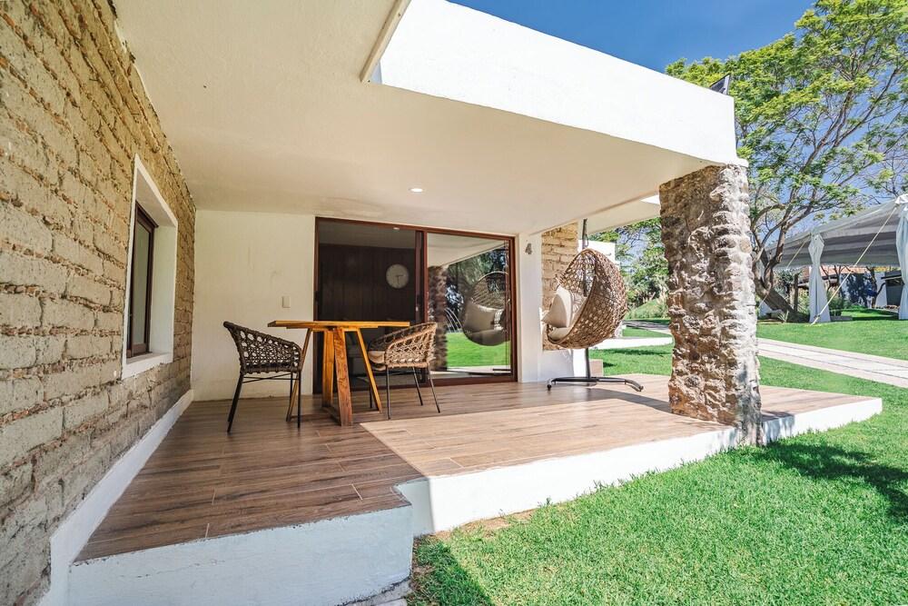 Bungalow with jacuzzi and lake view