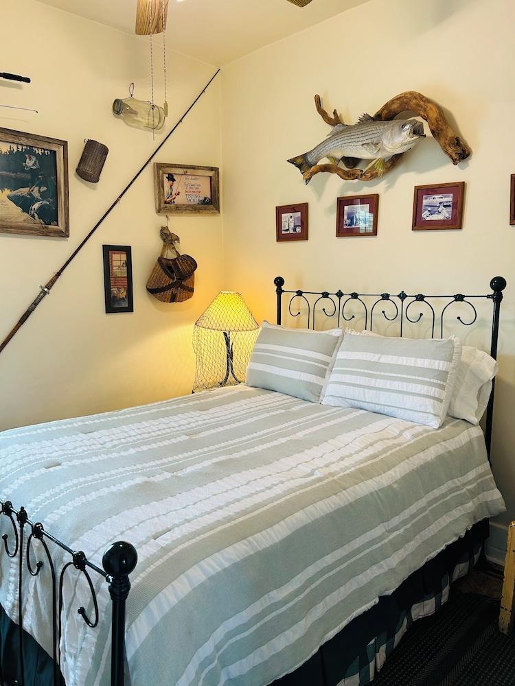 Moore's Old Pine Inn