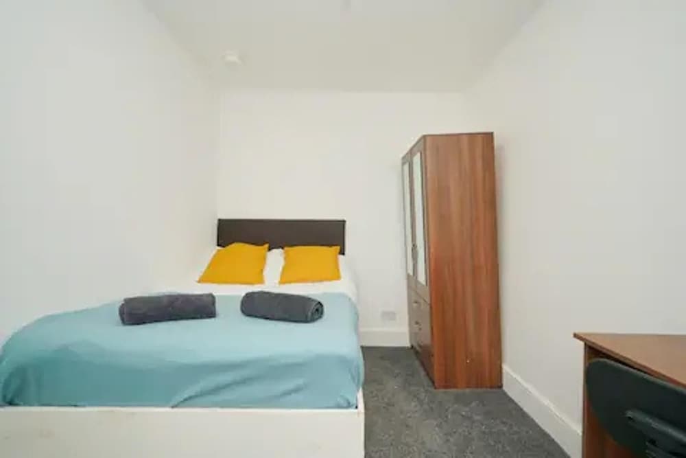 Charming Stoke-on-trent House Getaway