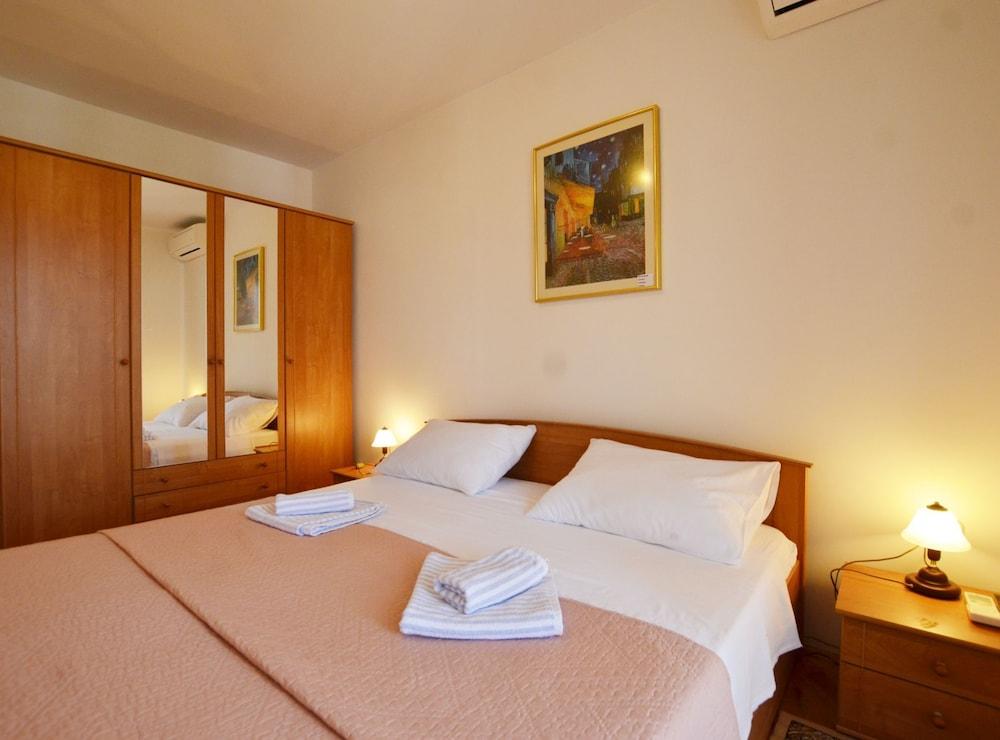 Sleek and Serene Flat and Rooms