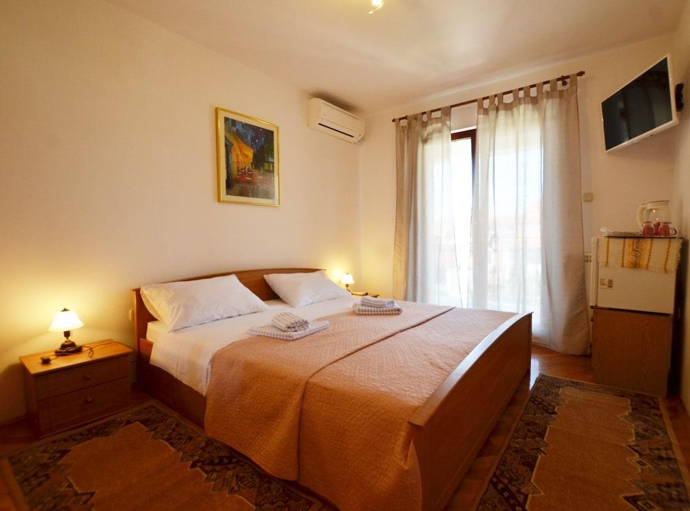 Sleek and Serene Flat and Rooms