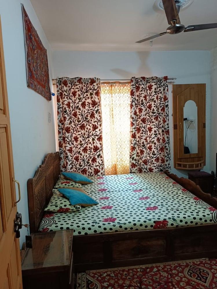 Goroomgo The Shafeeq Srinagar