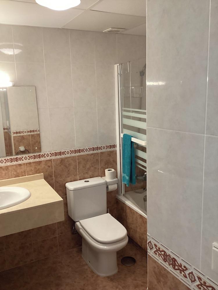 Marbella Retreat - 2 Beds - Sleeps 5 - Pool