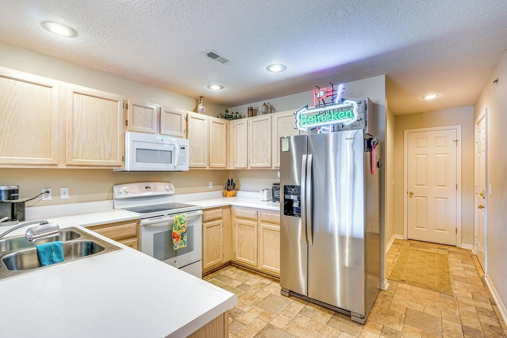 Lakefront Osage Beach Condo w/ Water-view Balcony!