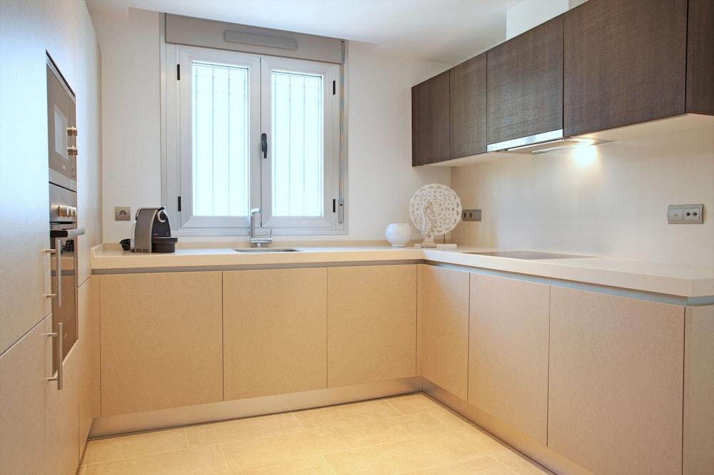 Modern Apartment With Pool