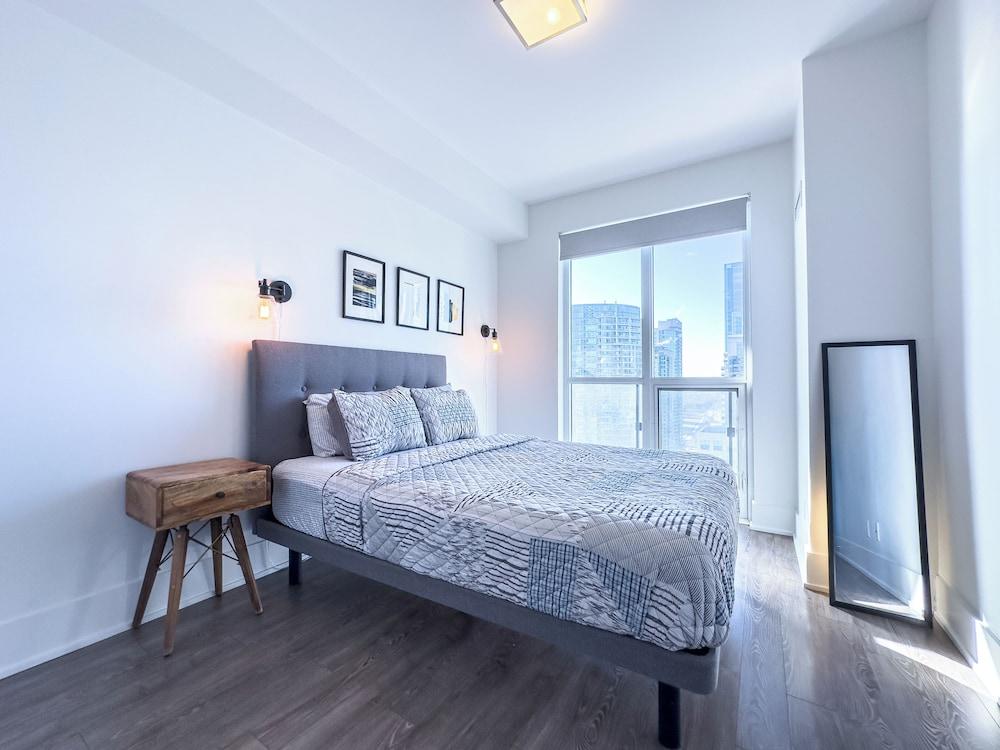 Comfy Suites Rogers Centre Free Parking