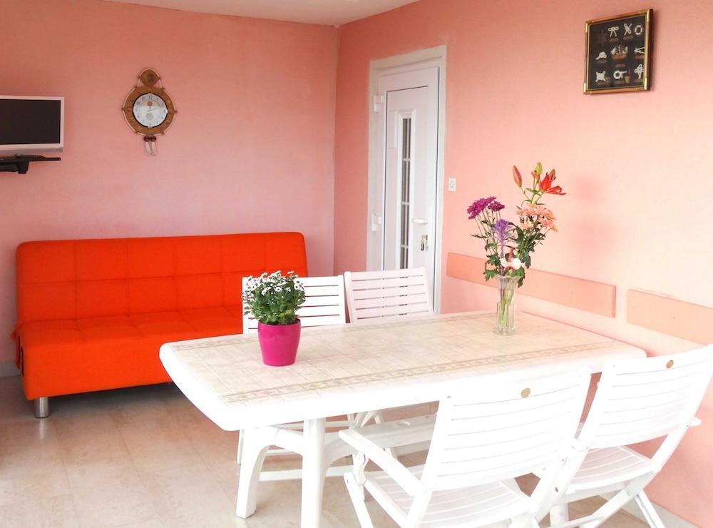 Lush and Sunny Apartment With Balcony and Sea View