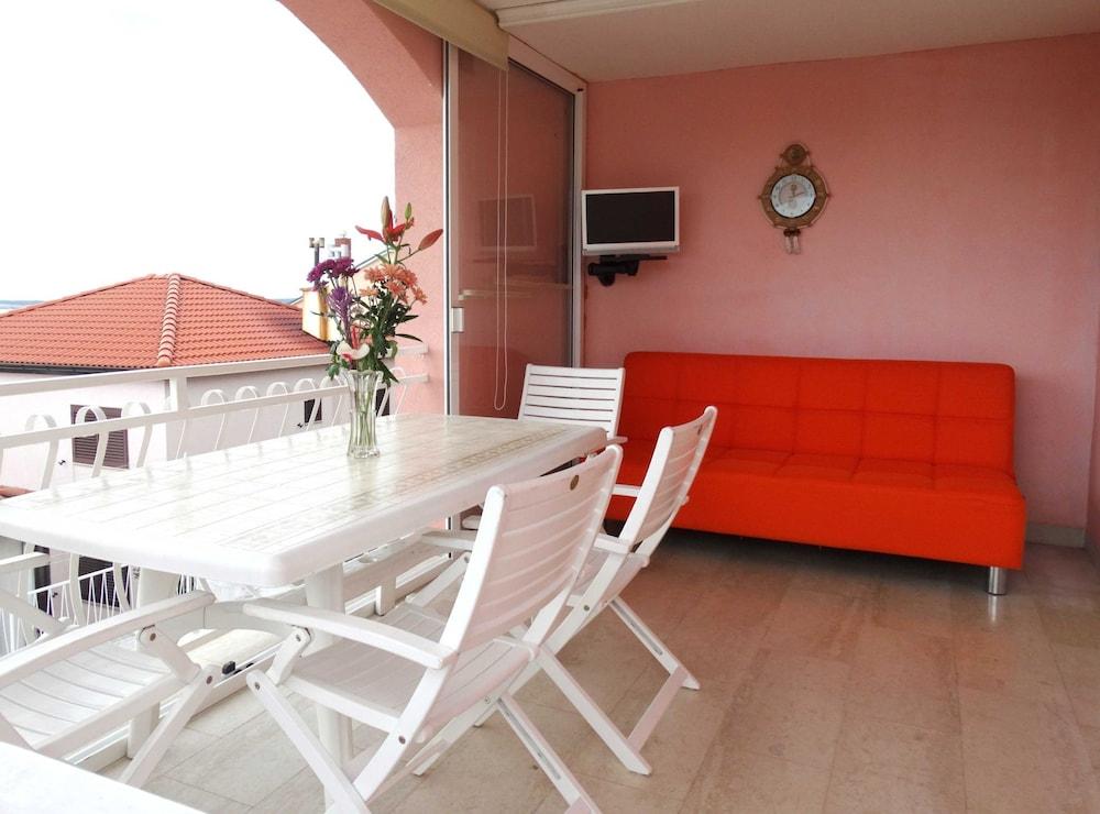 Lush and Sunny Apartment With Balcony and Sea View