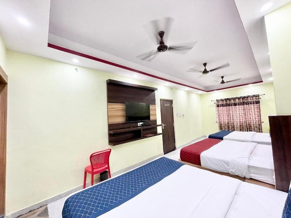 Hotel LV Palace - near Ghats & Temples