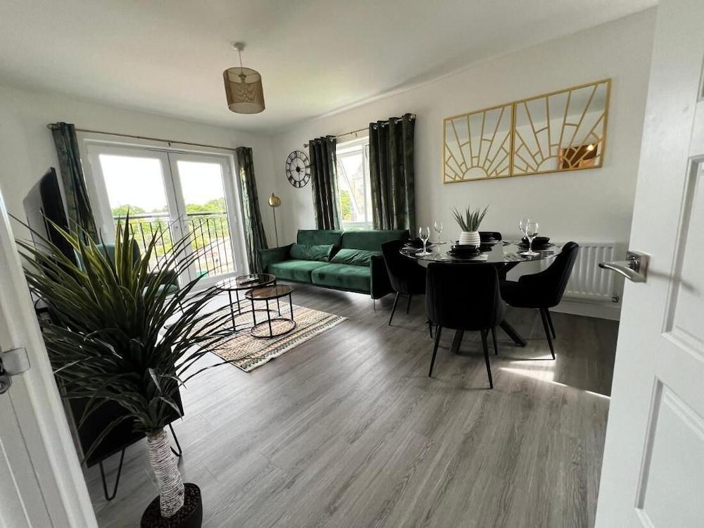 Modern 2 Bedroom Apartment