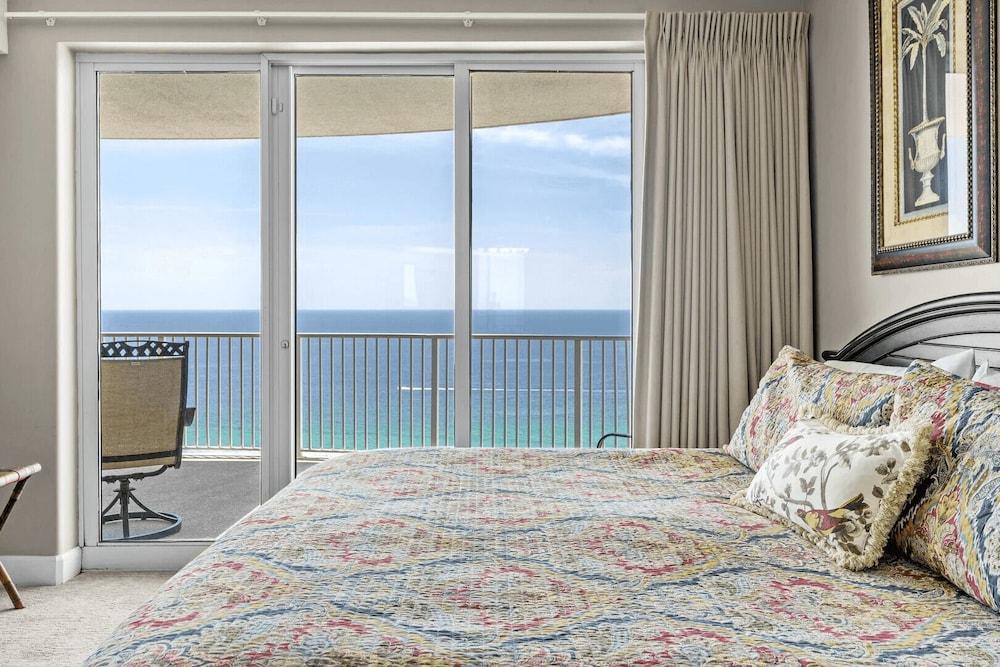 Bahama Breeze by Avantstay Gulf Front, 2 Pools, Beach Chairs Included!