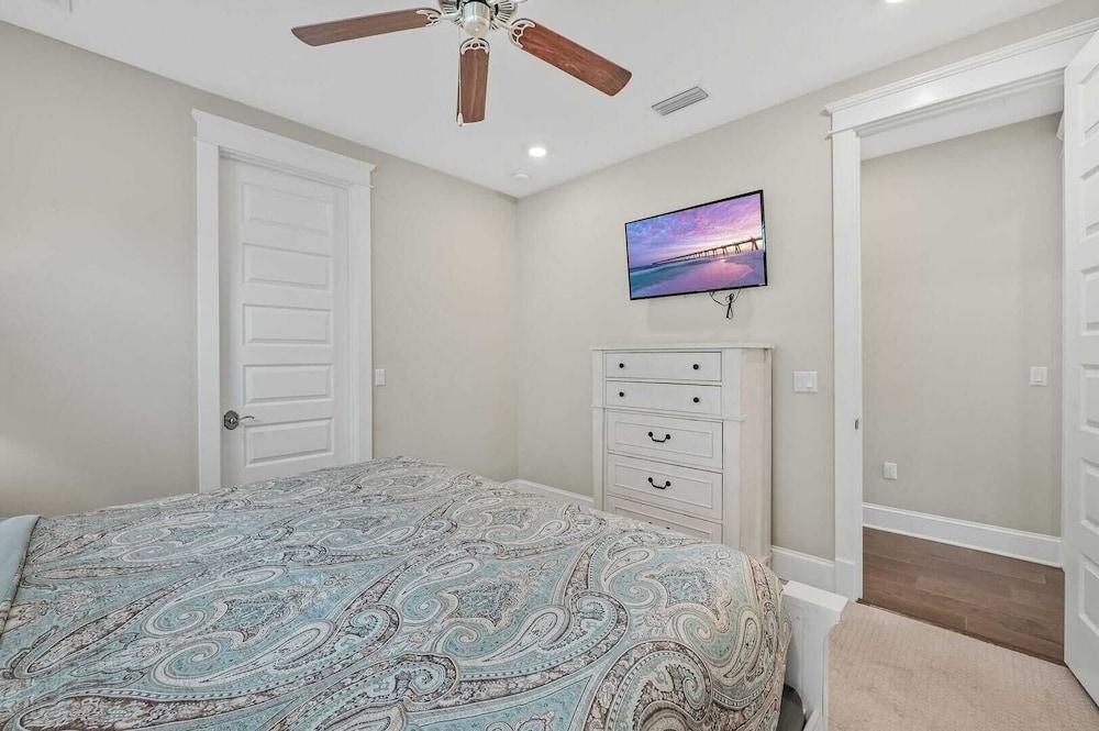 Barefoot Paradise by Avantstay Walk to Beach, Pool, Bikes