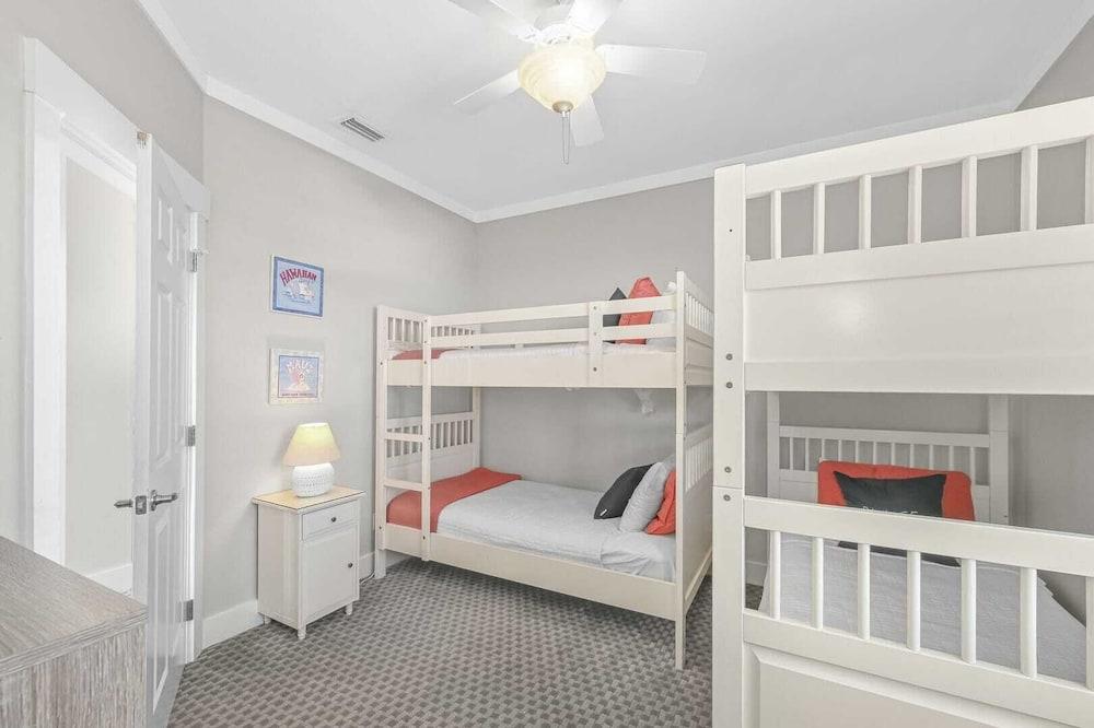 30A Emerald Waters by Avantstay Pool + Bikes + Bonfires