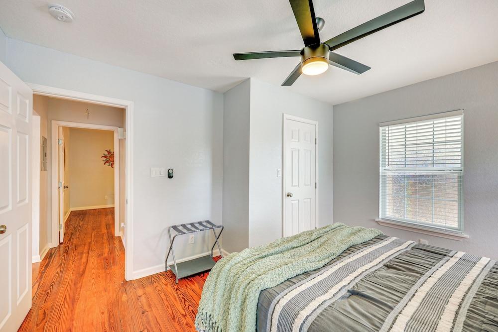 3 Mi to Dtwn: Cozy San Antonio Home w/ Casita!