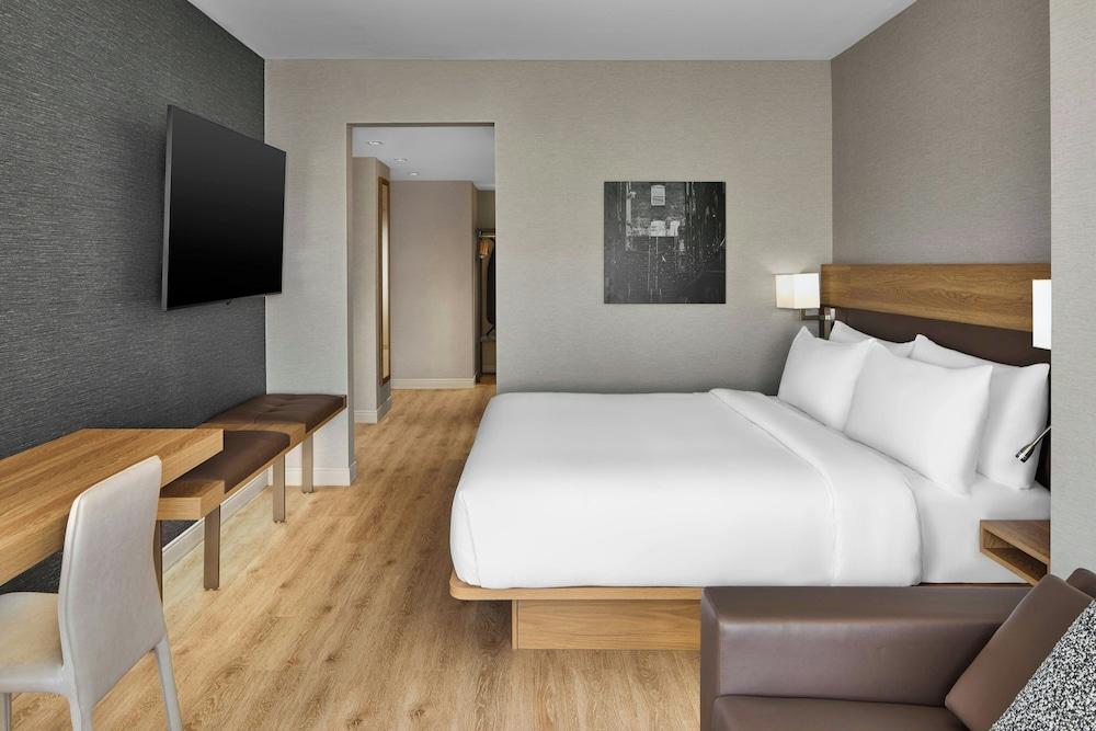 AC Hotel Savannah Historic District