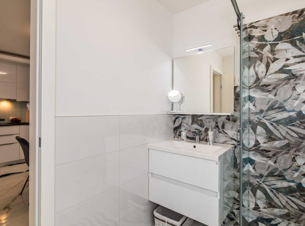 Modern Apartment With Terrace and Private Parking Krk