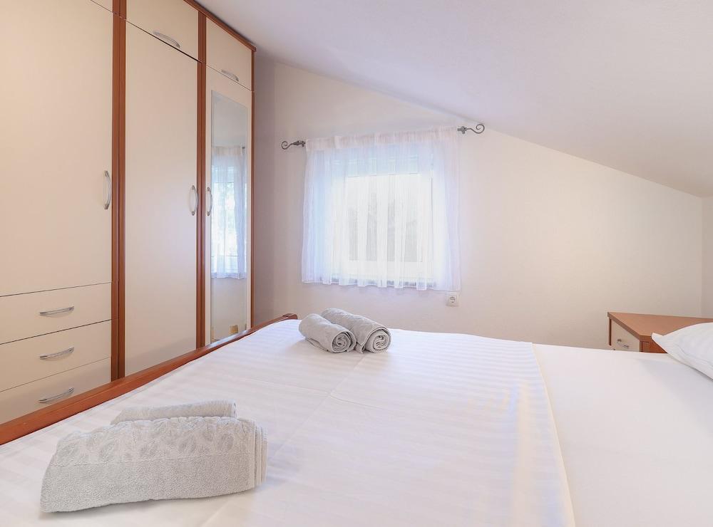 Peaceful Nature Retreat Near Krk Town With BBQ and Parking