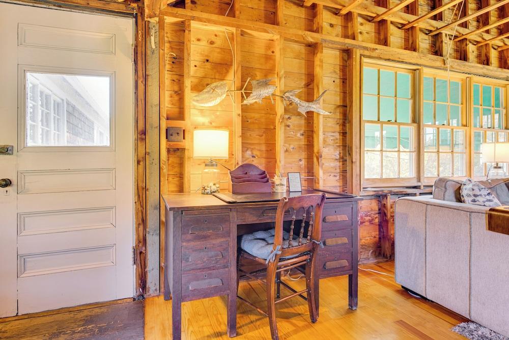 Steps to North Hampton Beach: Cottage w/ Deck!