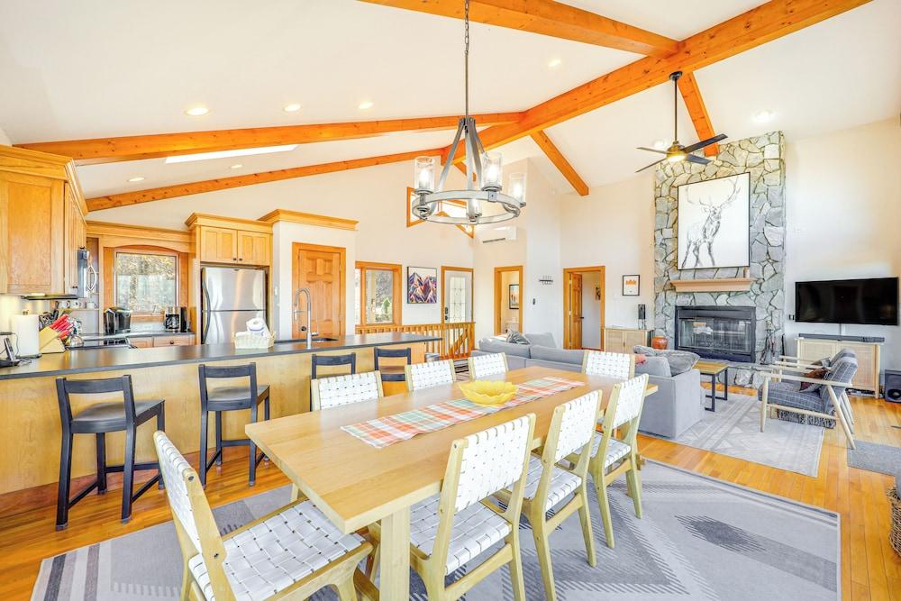 Deck, Fire Pit & Game Room: Beech Mountain Retreat