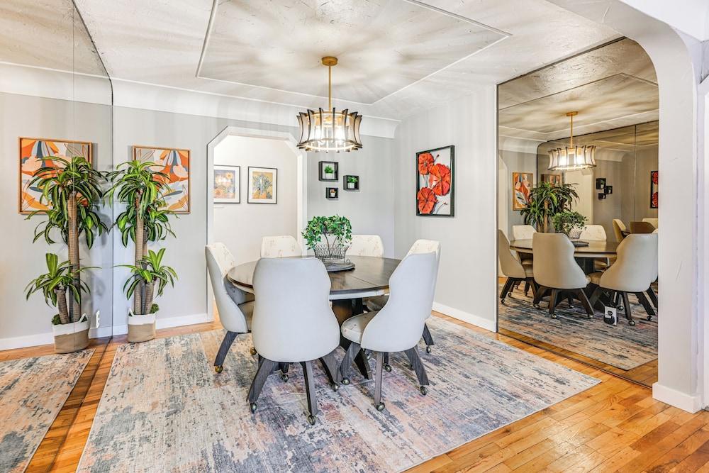 2 Mi to Downtown Flushing: Spacious Retreat!