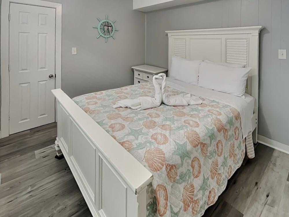 Pleasure Pier Retreat Manor by Ryson Vacation Rentals