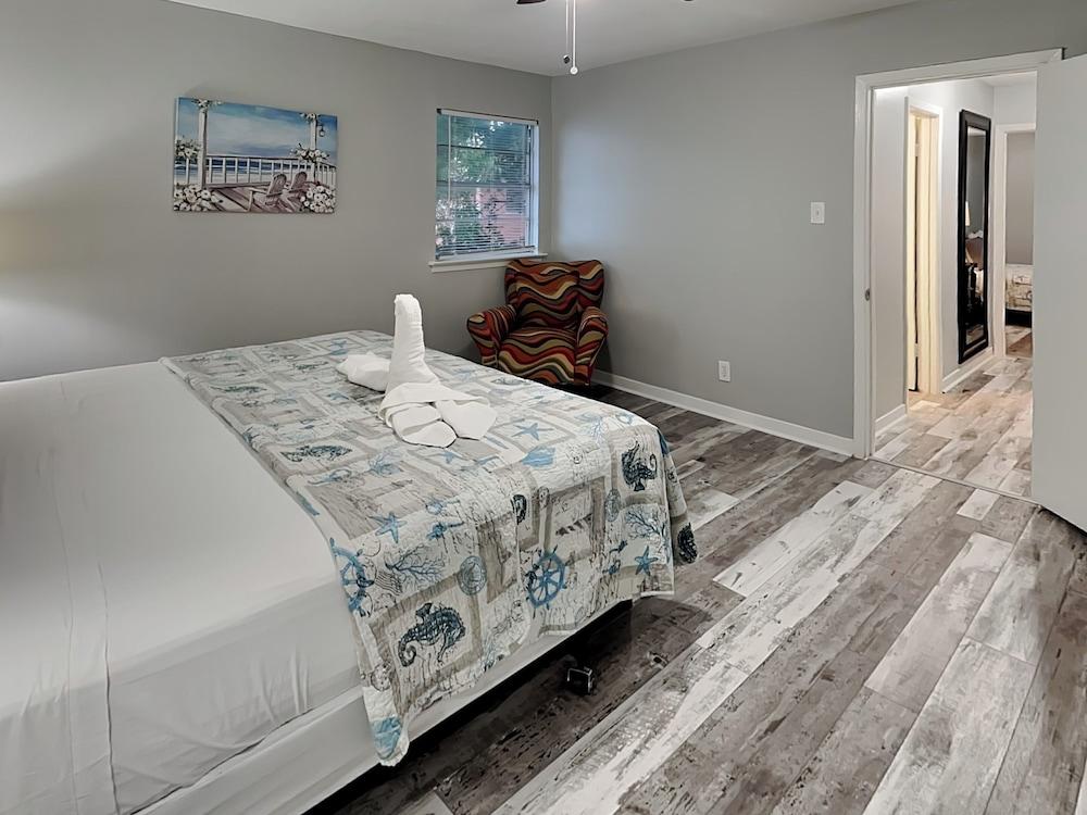 Pleasure Pier Retreat Manor by Ryson Vacation Rentals