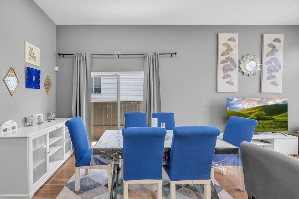 12 Spacious Home w A C Crib Garage By Airport